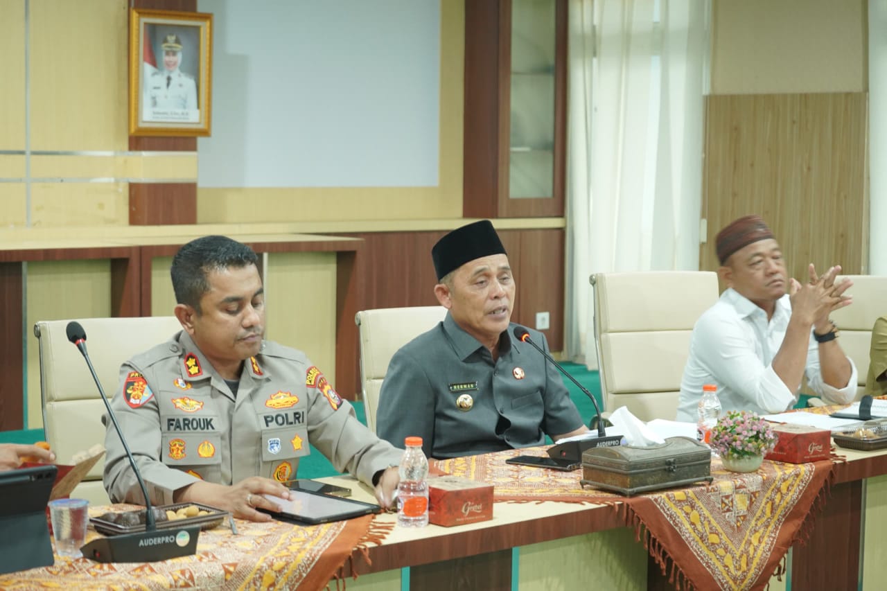 Bupati Inhil Pimpin Langsung Rapat Penyelesaian Konflik Hama Kumbang Perkebunan Enok