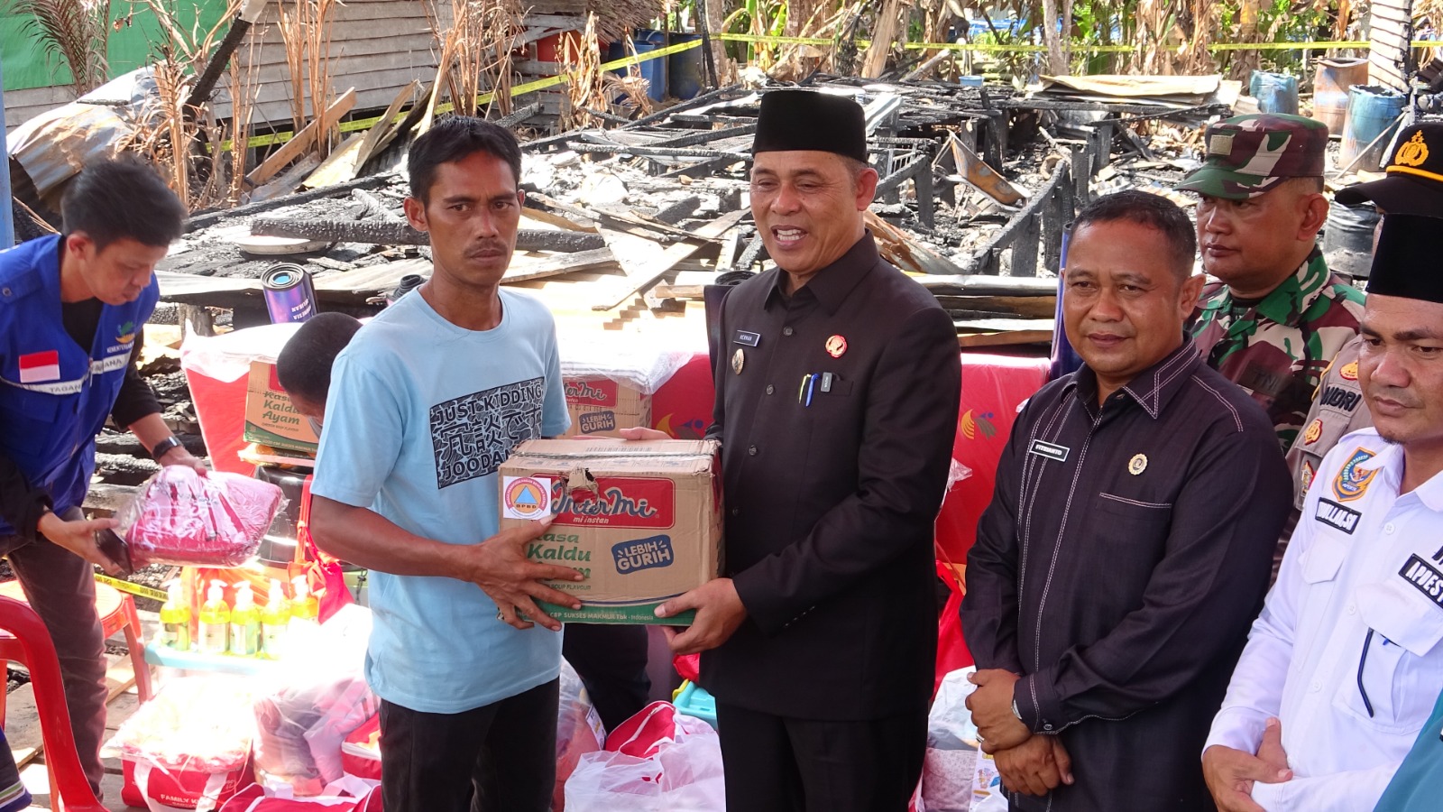 Tingkatkan Kewaspadaan Musim Kemarau, Bupati Inhil Salurkan Bantuan Korban Kebakaran di Belantaraya