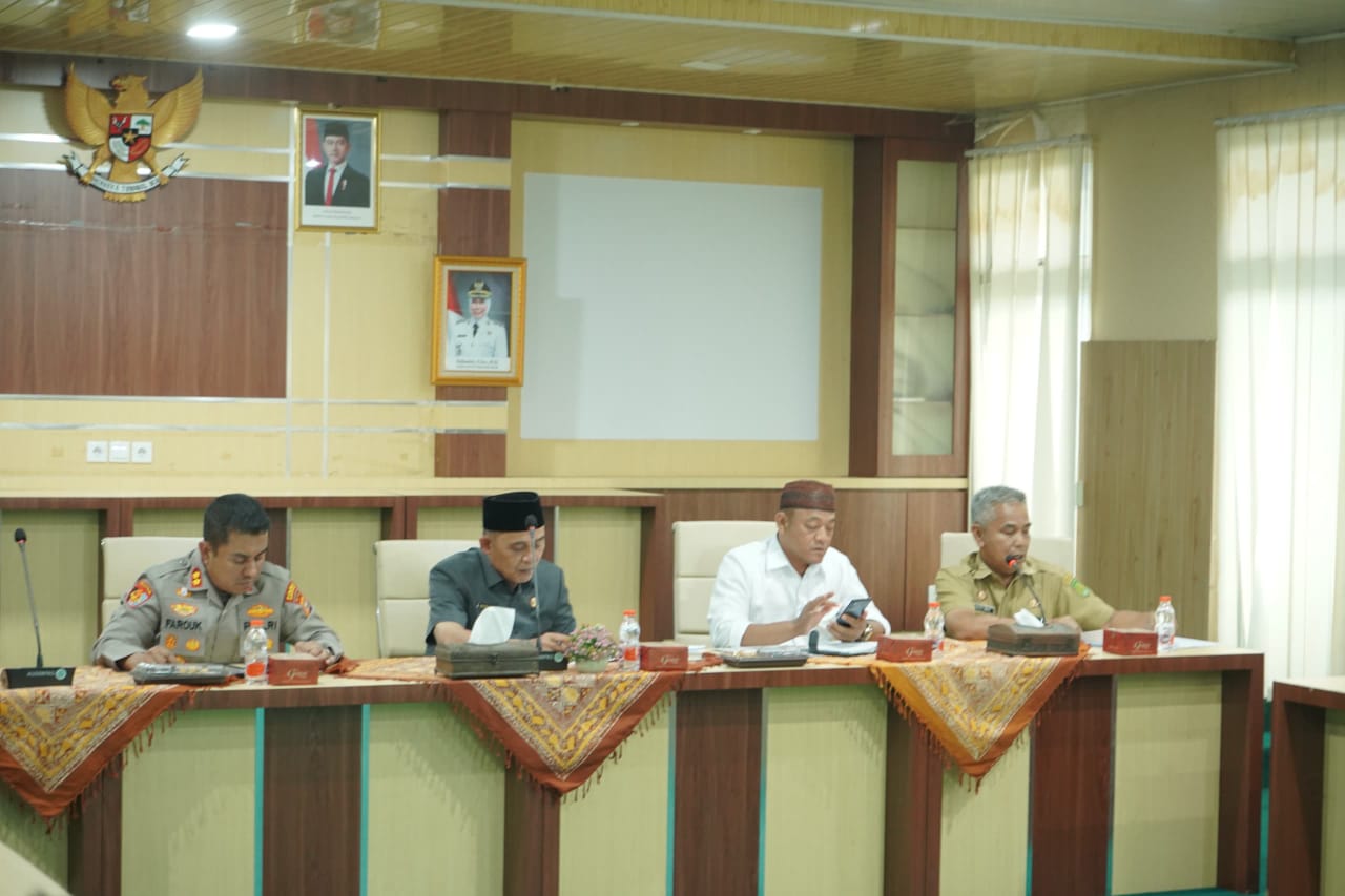 Bupati Inhil Pimpin Langsung Rapat Penyelesaian Konflik Hama Kumbang Perkebunan Enok