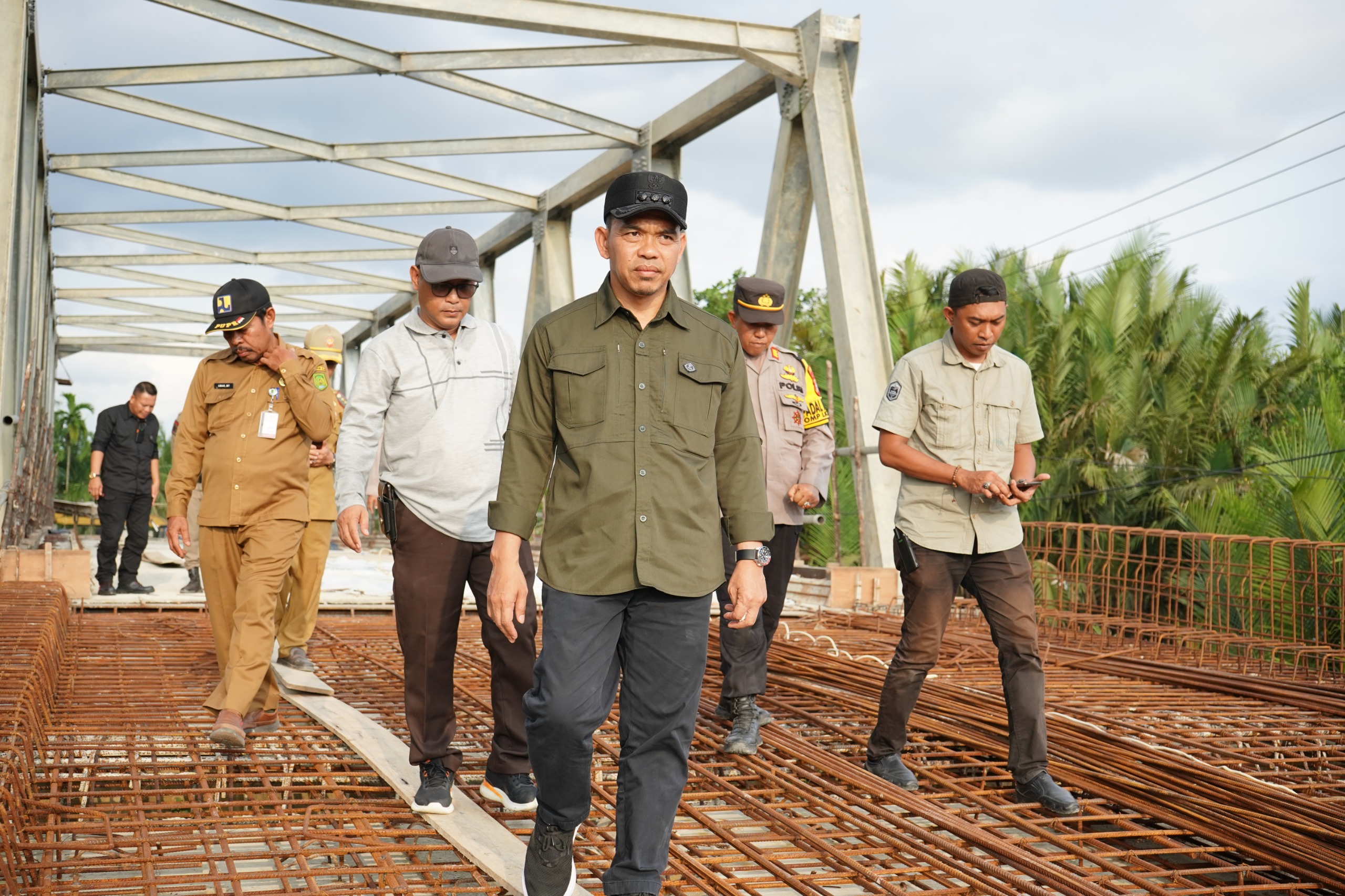 Pj Bupati Inhil Tinjau Beberapa Titik Proyek Jalan dengan DBH Sawit