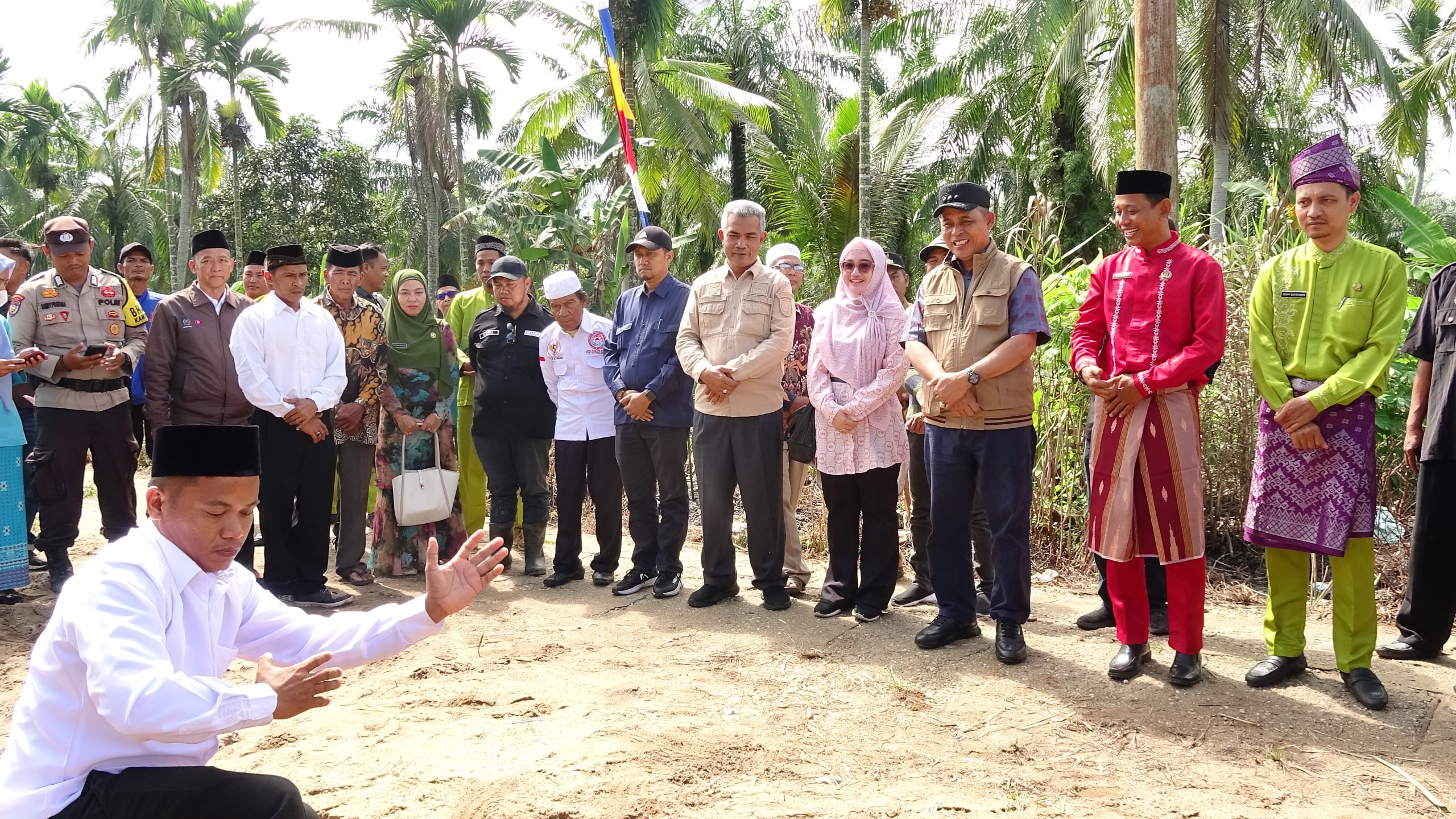 Bupati Herman Kukuhkan Ketua RT dan RW Periode 2025 - 2030 di Sialang Panjang