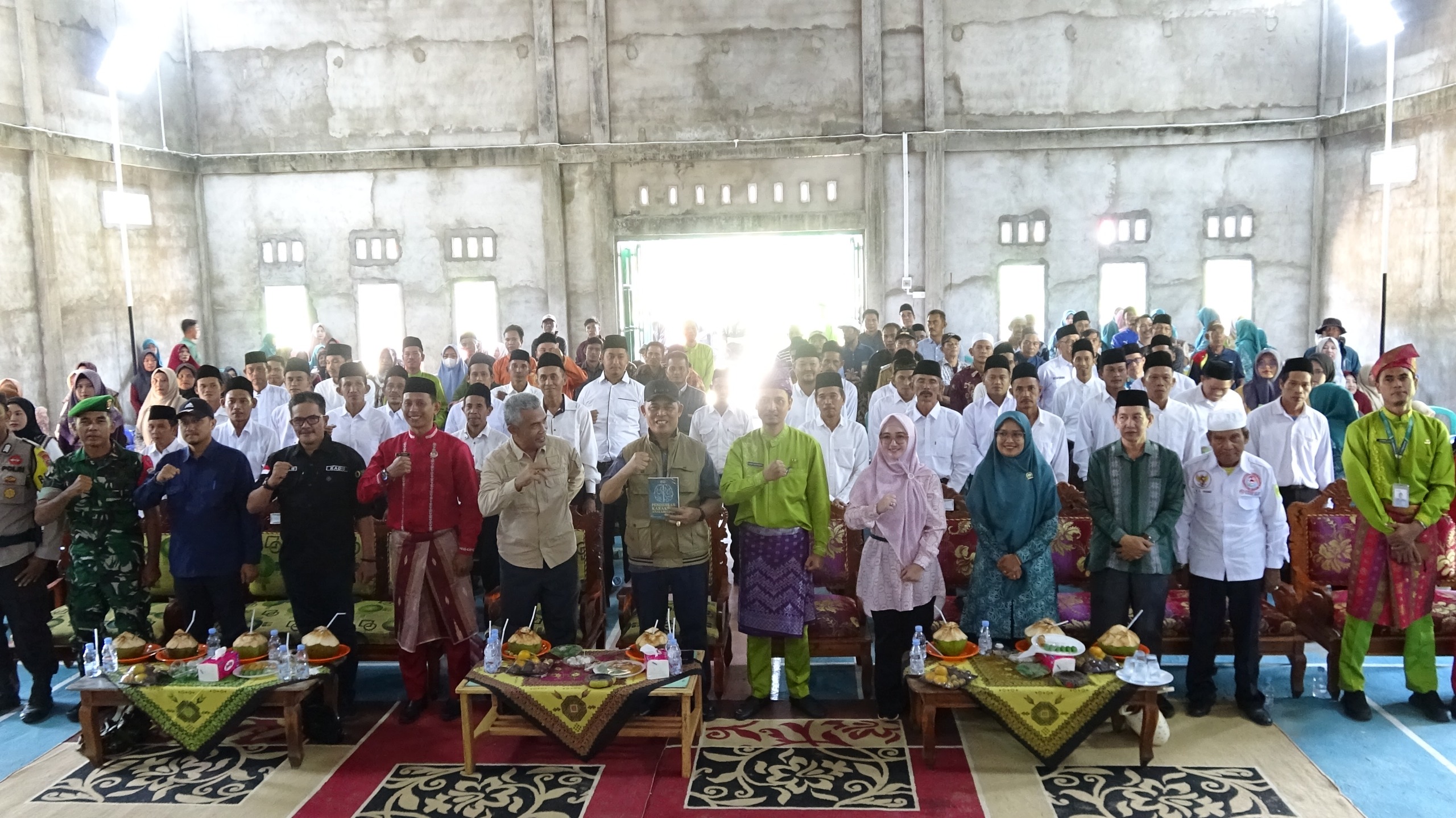 Bupati Herman Kukuhkan Ketua RT dan RW Periode 2025 - 2030 di Sialang Panjang