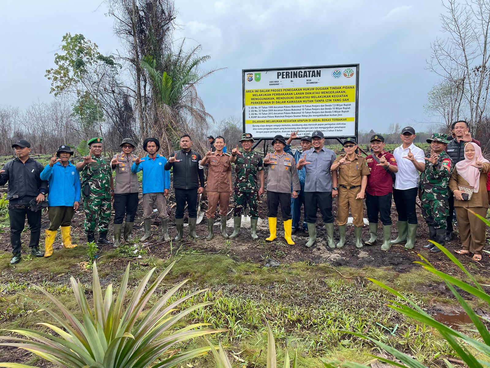 Bupati Inhil Menghadiri Pemasangan Plang / Papan Peringatan di Desa Bayas Jaya