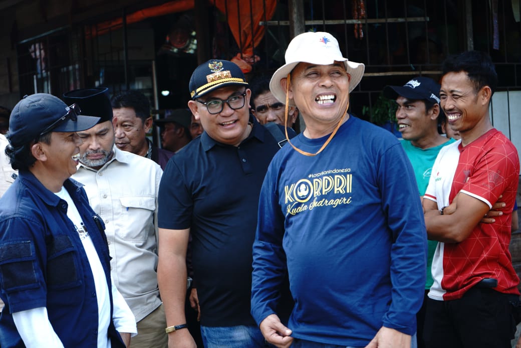 Bupati Inhil Herman Tinjau Jaringan Listrik 24 Jam Mulai Layani Warga Pelangiran
