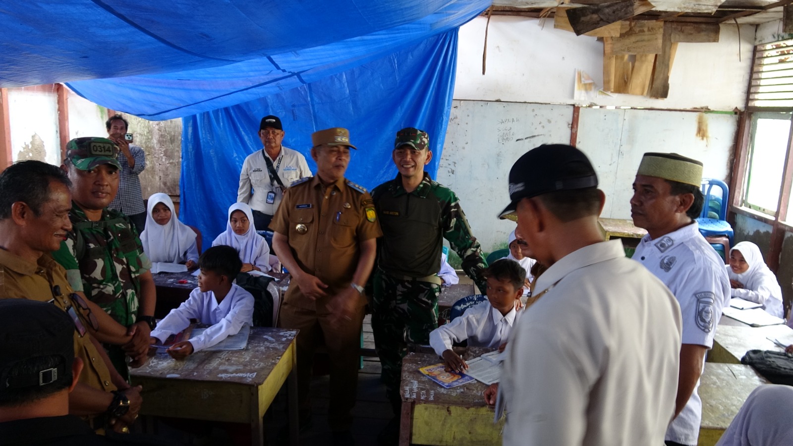 Bupati Inhil Herman Turun Langsung Lihat SDN 004 Sungai Laut