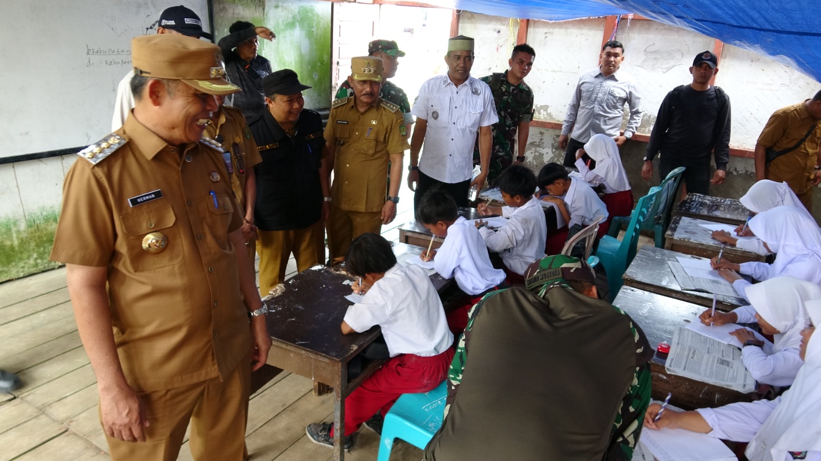 Bupati Inhil Herman Turun Langsung Lihat SDN 004 Sungai Laut