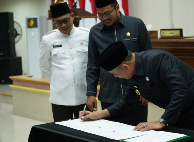 Bupati Herman Hadiri Paripurna DPRD Pengesahan APBD Inhil 2026