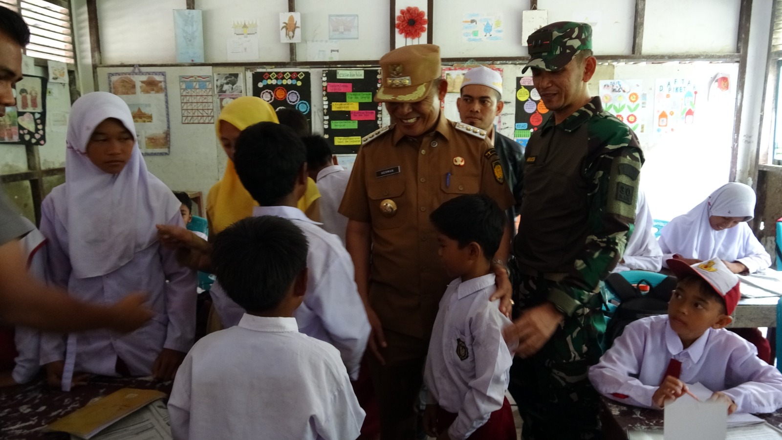 Bupati Inhil Herman Turun Langsung Lihat SDN 004 Sungai Laut