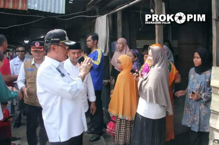 Bupati Inhil Serahkan Bantuan kepada Korban Kebaran di Desa Sialang Panjang