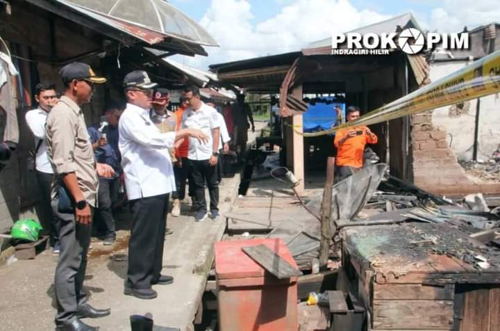 Bupati Inhil Serahkan Bantuan kepada Korban Kebaran di Desa Sialang Panjang