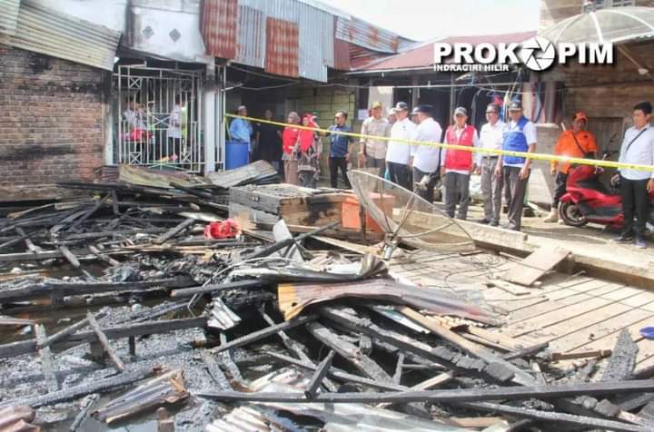 Bupati Inhil Serahkan Bantuan kepada Korban Kebaran di Desa Sialang Panjang