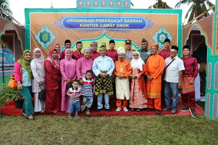 Bupati Melepas Pawai Ta'ruf Sekaligus Meresmikan Stand Bazar MTQ Kecamatan Enok