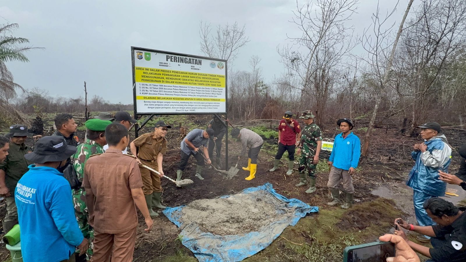 Bupati Inhil Menghadiri Pemasangan Plang / Papan Peringatan di Desa Bayas Jaya