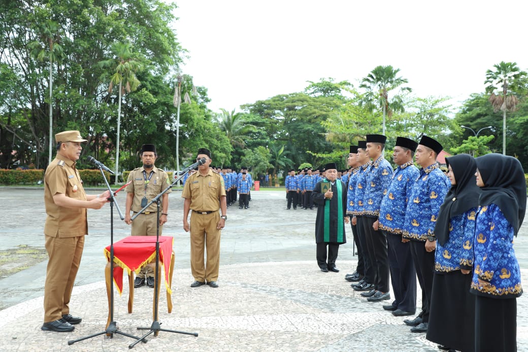 Bupati Inhil Herman Serahkan 966 SK PPPK, CPNS, dan PNS IPDN tahun 2025