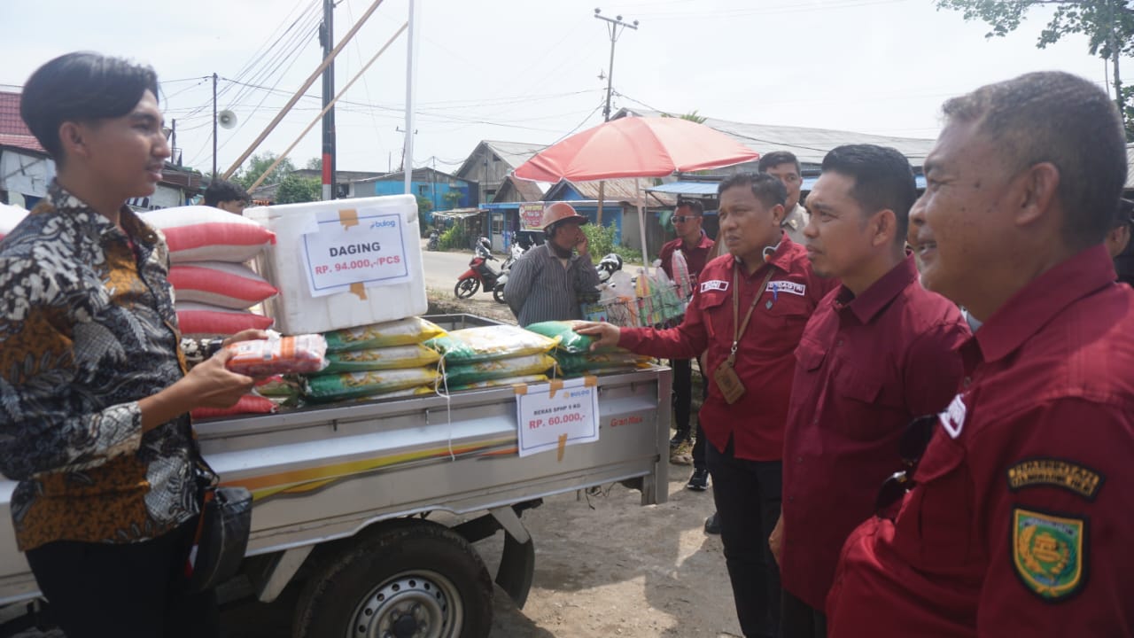 GALERI: Pj Bupati Inhil Tinjau Pelaksanaan Pasar Murah di Tembilahan Hulu