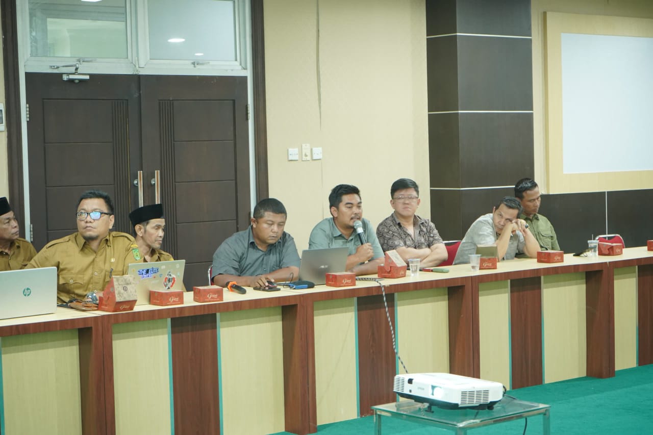 Bupati Inhil Pimpin Langsung Rapat Penyelesaian Konflik Hama Kumbang Perkebunan Enok
