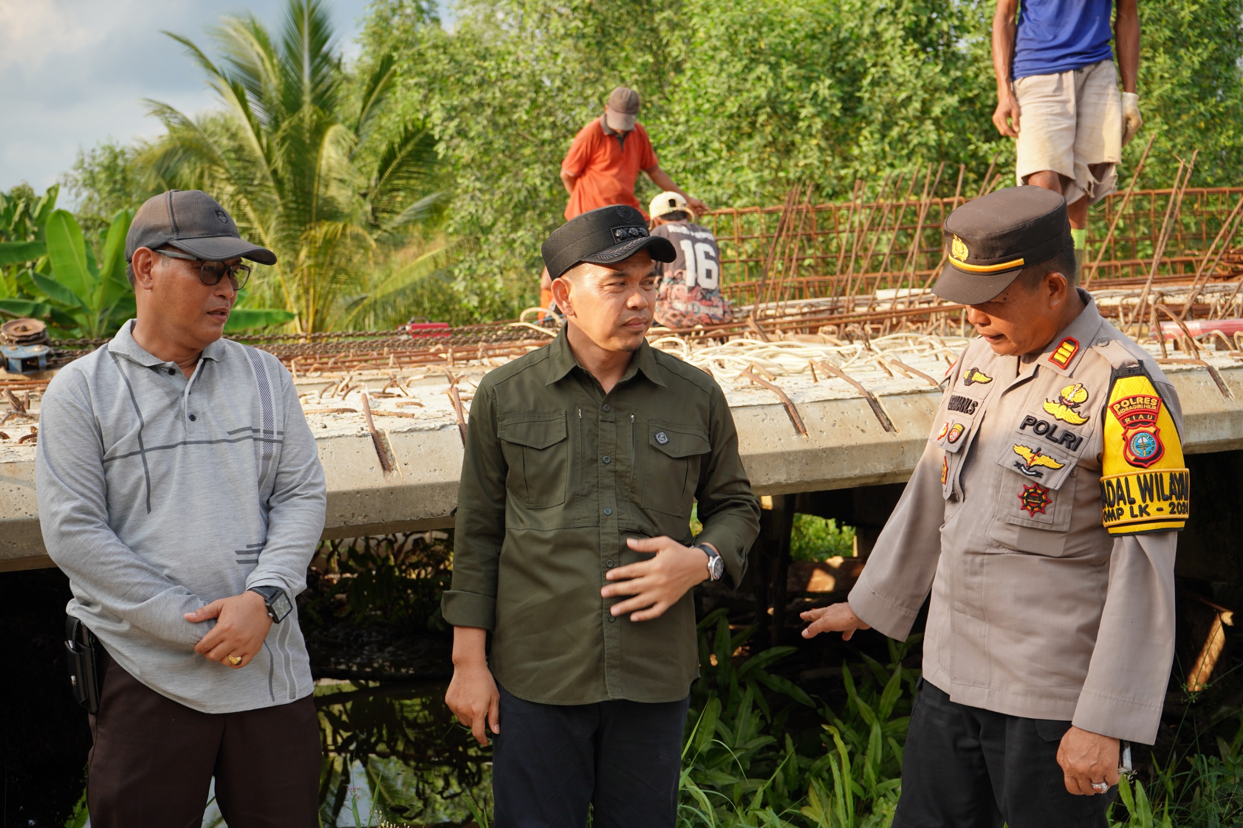 Pj Bupati Inhil Tinjau Beberapa Titik Proyek Jalan dengan DBH Sawit