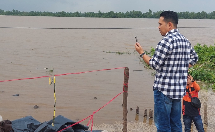 Pj Bupati Inhil Tinjau Musibah Longsor di Jalan Provinsi