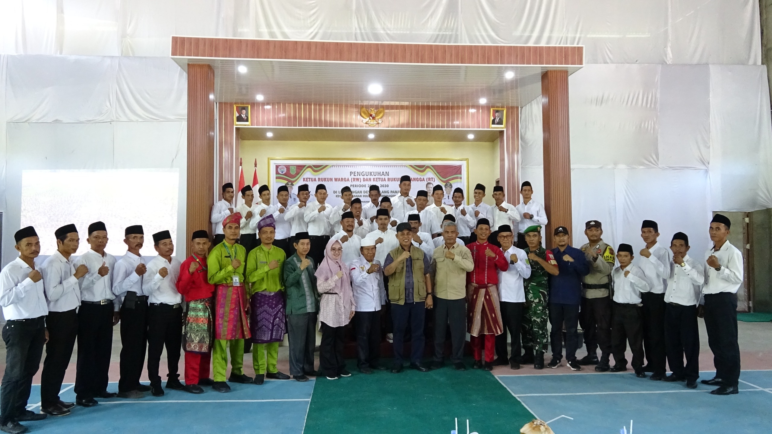 Bupati Herman Kukuhkan Ketua RT dan RW Periode 2025 - 2030 di Sialang Panjang