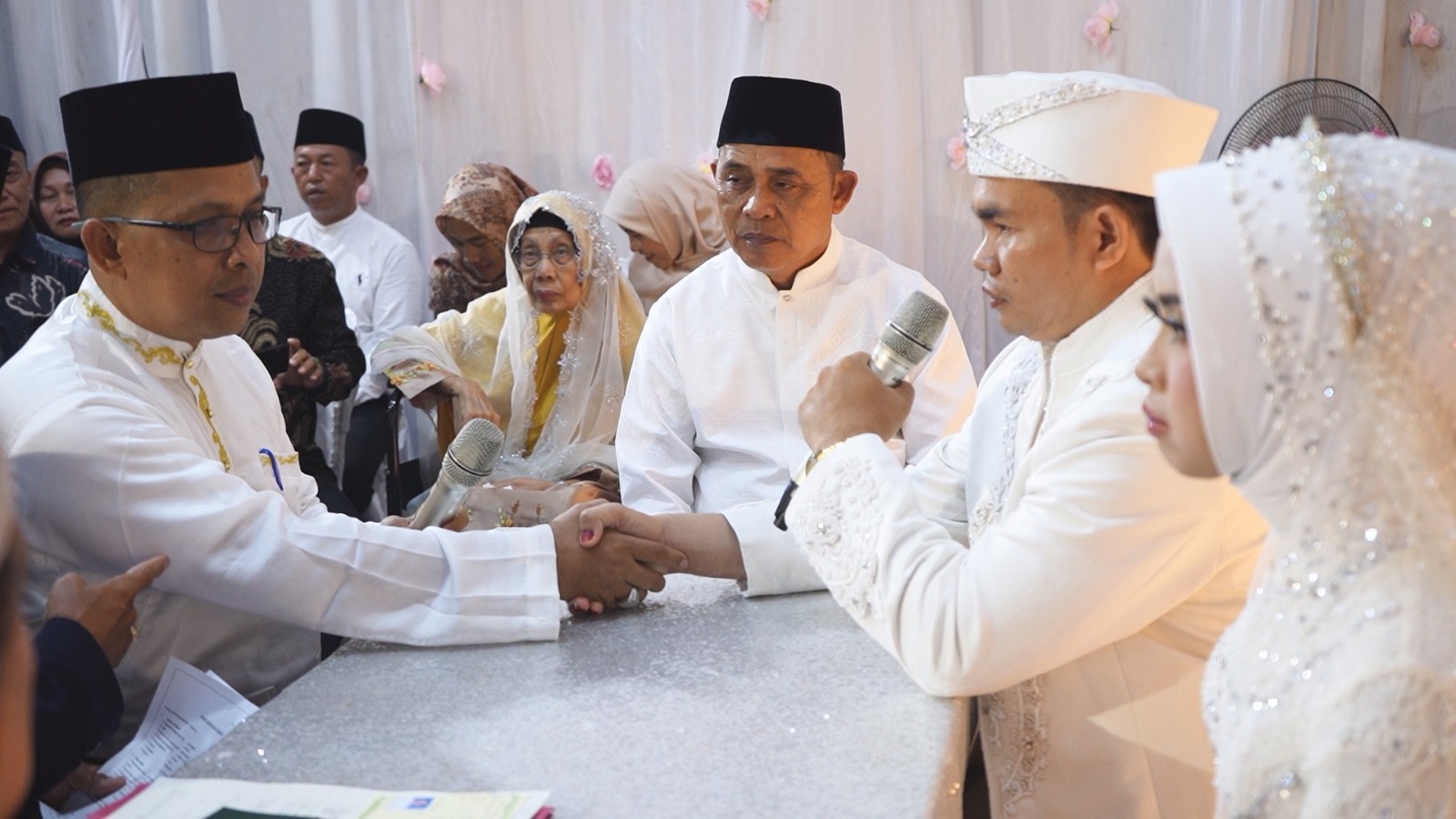 Bupati Inhil H Herman Hadiri dan Jadi Saksi Akad Nikah Putri Kadis Kominfo