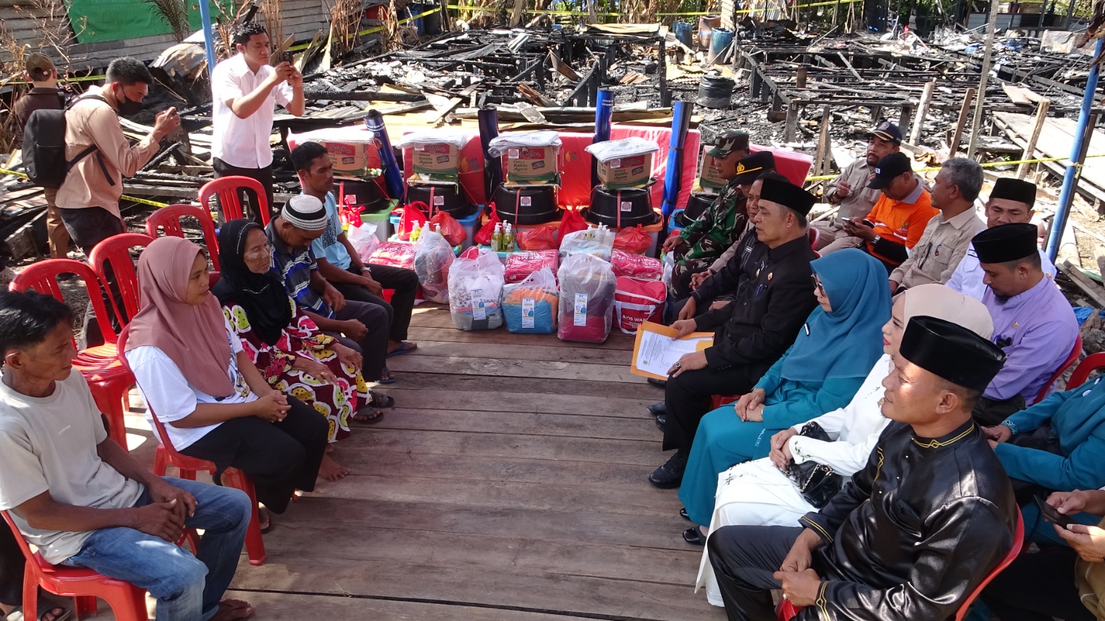 Tingkatkan Kewaspadaan Musim Kemarau, Bupati Inhil Salurkan Bantuan Korban Kebakaran di Belantaraya