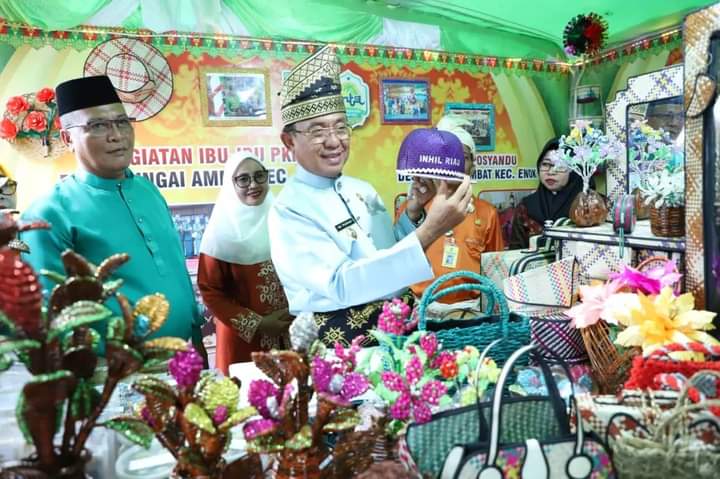 Bupati Melepas Pawai Ta'ruf Sekaligus Meresmikan Stand Bazar MTQ Kecamatan Enok