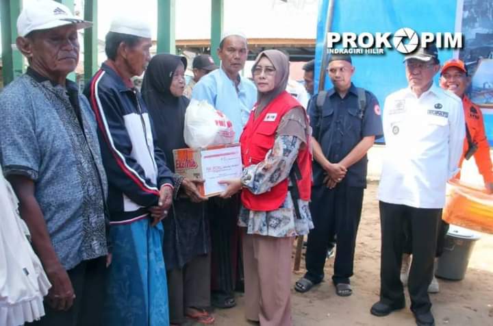 Bupati Inhil Serahkan Bantuan kepada Korban Kebaran di Desa Sialang Panjang