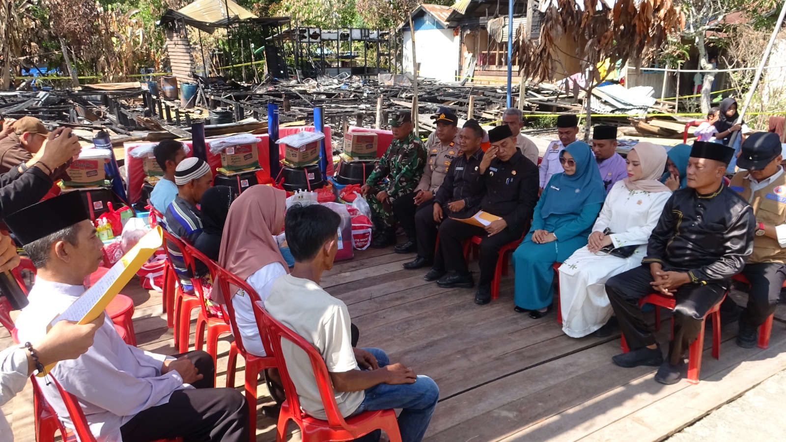 Tingkatkan Kewaspadaan Musim Kemarau, Bupati Inhil Salurkan Bantuan Korban Kebakaran di Belantaraya