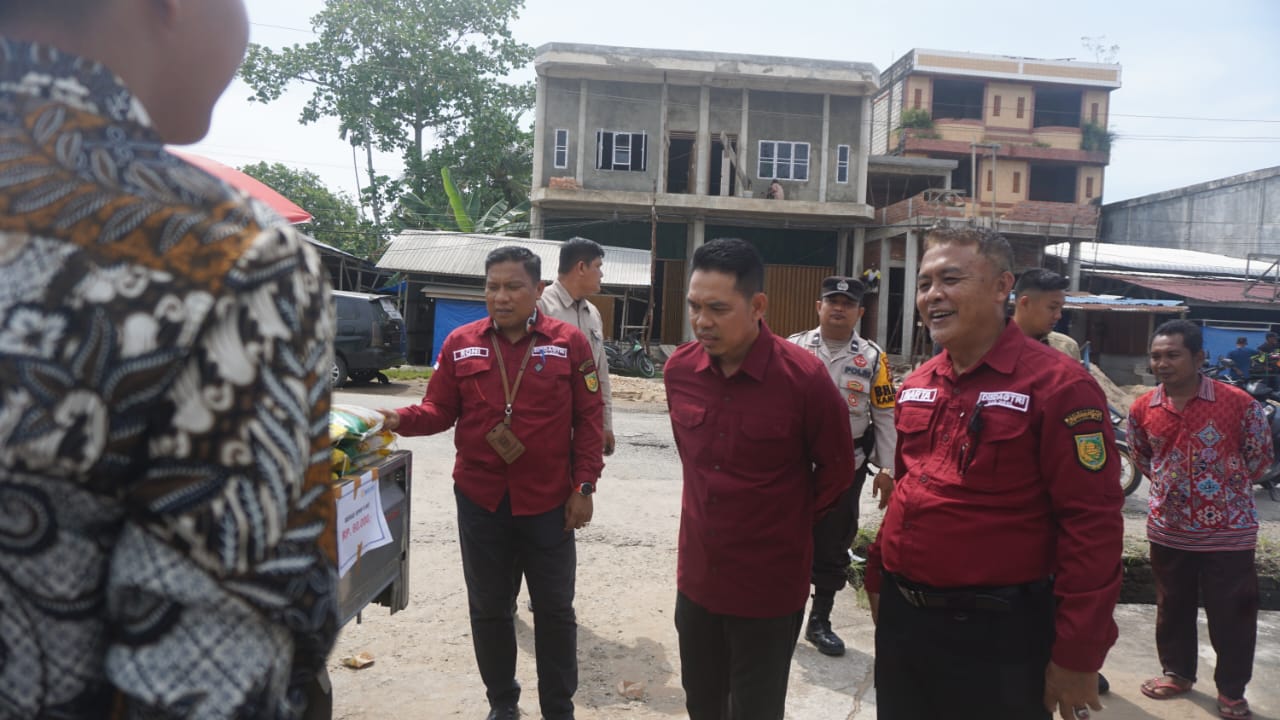 GALERI: Pj Bupati Inhil Tinjau Pelaksanaan Pasar Murah di Tembilahan Hulu