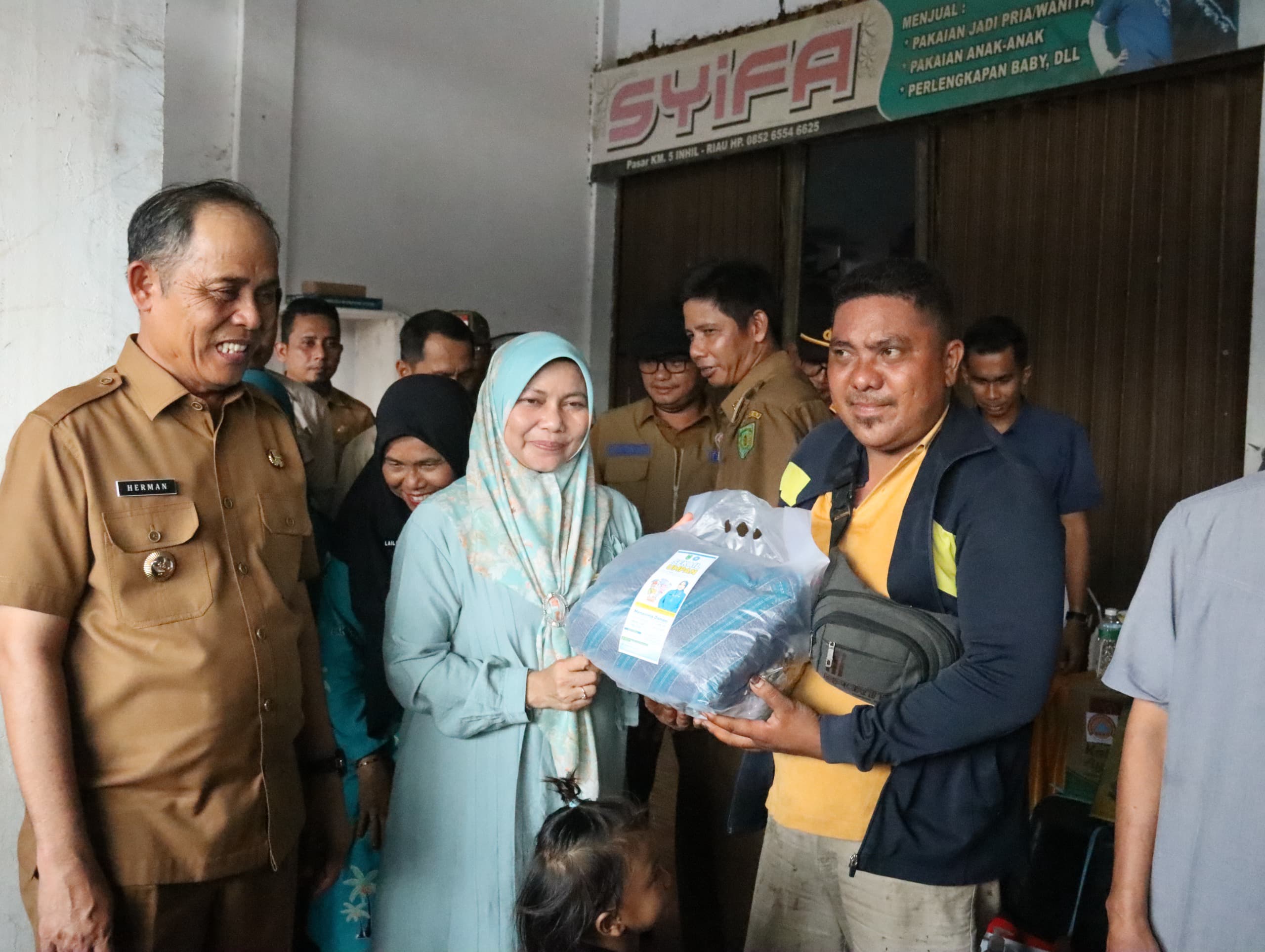 Bupati Inhil serahkan bantuan untuk korban kebakaran di Desa Danau Pulau Indah, Kecamatan Kempas
